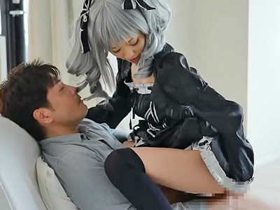 積極的に男にまたがってくるアキバの人気メイドさんとコスプレハメ