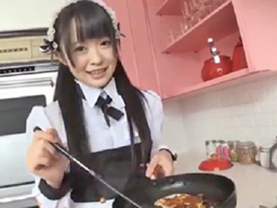 料理を焦がした激かわメイドちゃんにお仕置き！