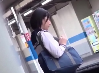 後ろ姿からにじみ出る美少女感！プロレイパーに狙われたJKは電車内で駅弁中出しの餌食に！