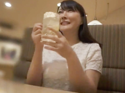 ギャル男のナンパについていっちゃう天然ビッチな巨乳妻