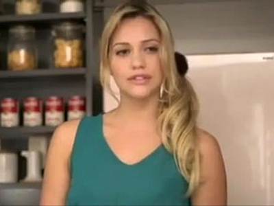ハリウッド女優のように美しいブロンド妻と中出しハーフ作り