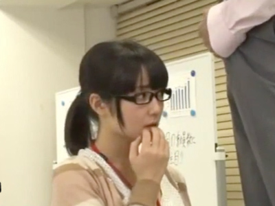 メガネのいかにも純粋そうな美少女OLを脱がすとパイパン会社パコ