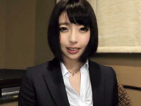 コンビニ本社に勤務する清楚なOLがスーツも着たまま欲望SEX