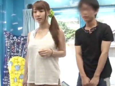 「ちょっとダメ聞こえちゃう！」すぐ外に彼氏が居るのに中出しパコしちゃう素人娘