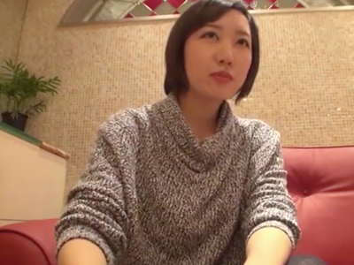 ショートが似合うサバサバ系な巨乳美女に酒を飲ませてほろ酔いハメ撮り！