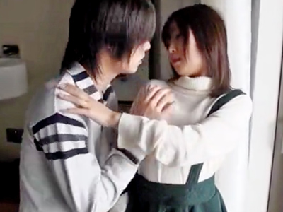 美乳をぷるんぷるん揺らしながら腰振りまくるロリ美少女！