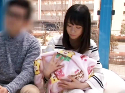 子持ちな美人妻が旦那のすぐ近くで中出し不倫ファック！