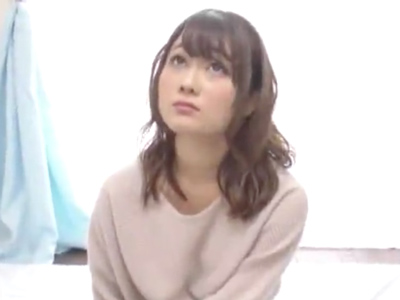 透き通るような美少女が戸惑いながらカメラ前SEX