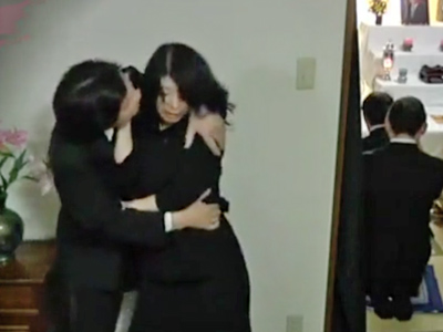 ダンナの葬式中にお経に隠れてパコる未亡人ｗ