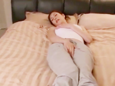 「聞こえちゃう、下に！！」泥酔旦那の隣で寝取られる人妻