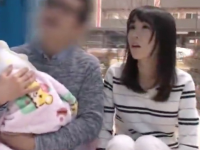 子連れでMM号に乗車した人妻が家族を待たせて中出しSEX