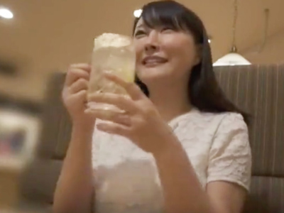 「面白い人ですねぇ笑」天然の爆乳素人妻が騙されて本気の絶頂ハメ撮り