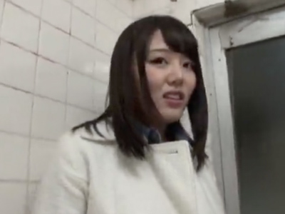 男子便所で巨乳を晒して高速フェラ抜きする美女