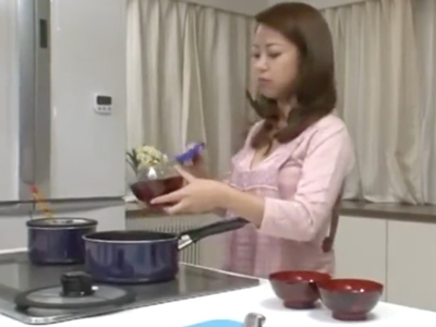 すんごい近くにいる父親の目を忍んで息子とキッチンFUCK