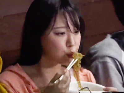 バーベキューから若い男と抜け出し仮設トイレでハメちゃう熟女