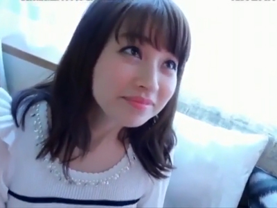 オナニーをお手伝いしてくれるキュートな奥様