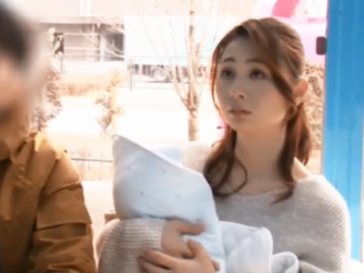 MM号に乳飲み子連れて乗り込んだ人妻が旦那と子供待たせて不倫パコ