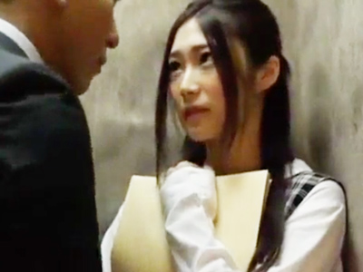 同じ会社の有村架純似のOLと無人のオフィスで社内ラブ
