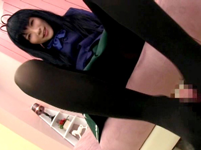 アニメキャラ系JKコスプレの美女がドSに黒タイツ足コキ