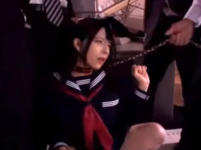 首輪を繋がれ家畜のように扱われるJK