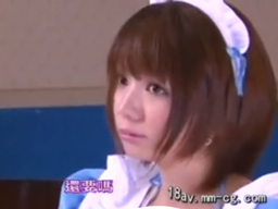 イケメンなお客さんや店長に特別にご奉仕をしてあげるメイドちゃん