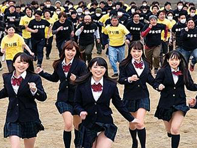 紺野ひかるや浜崎真緒が野外で楽しく追いかけっこ抜き