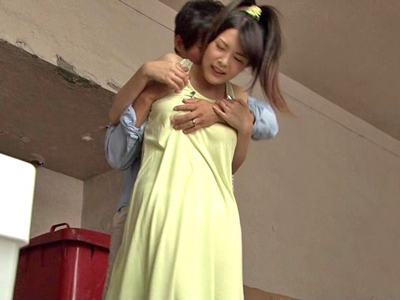 いつもノーブラでゴミ出しする人妻を遂に襲う隣人