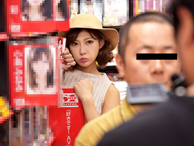 酷評ばかりで不機嫌な明日花キララがイケメンファンとのSEXでご満悦