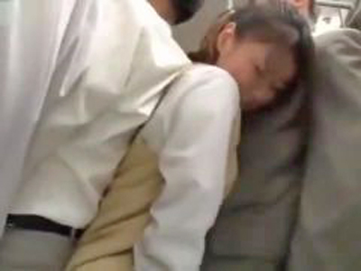 「あたってるんですけど…！」JKを電車痴漢→トイレに移動し生SEX