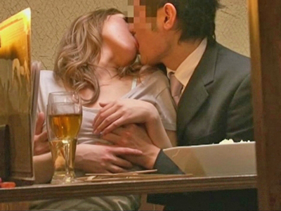 居酒屋の個室でこっそりハメちゃう発情ギャル