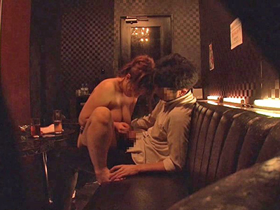 媚薬を飲ませたおっパブ嬢がガマンできずに客と営業中パコ