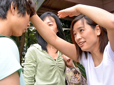 可愛がってた甥っ子に迫られて戸惑いながらも流される叔母