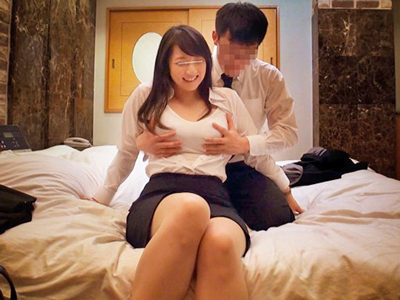 終電逃した人妻OLが若い後輩と一晩を共にし不倫パコ