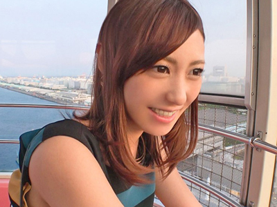 寝ている男優に寝起きドッキリを仕掛け朝から濃厚SEXする美女