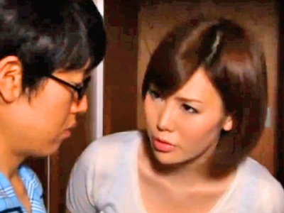 息子チンポに自ら痴女って中出し近親相姦に持ち込むビッチママ