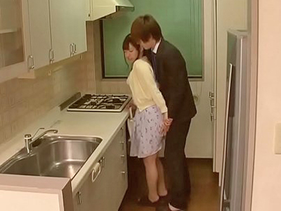 イケメン不動産屋が内見にきた夫婦の若妻を中出しNTR