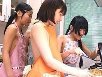 結婚の年齢が引き下げられた世界でロリ代表の美少女妻たちが乱交中出しセックス