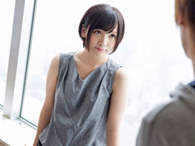 潤んだ瞳で見つめてくるのが印象的な美少女のハニカミエッチ
