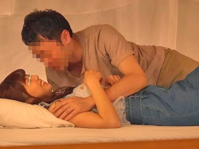 上段で彼氏が眠っているのに下段でセックスしだす彼女