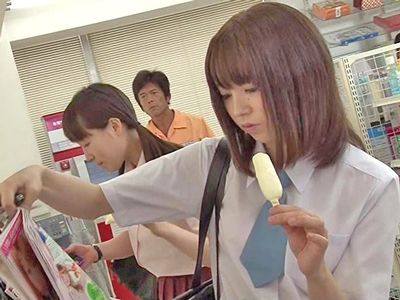 スマホに夢中で挿入されても無反応なJKとのフェチSEX