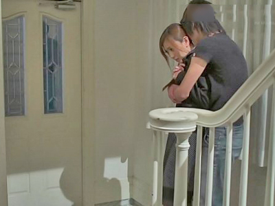 便利屋としてやってきた元カレと再会→迫られて流されてしまう美人妻