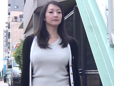 痴漢にあってるのに積極的にファックするお姉さんOL