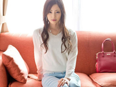 デニムの股間部分を切り取られて着衣で挿入される絶世の美女