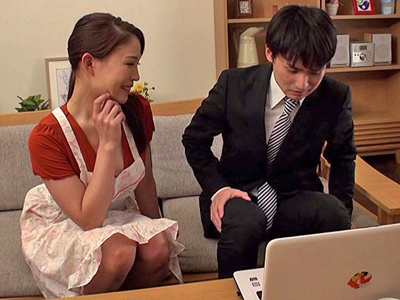 昇進のために妻を寝取らせちゃう冴えないリーマン