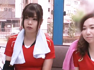 「いやぁナニコレぇ！？」ママさんバレー帰りの健康ボディ若妻2人をまとめてハメたった
