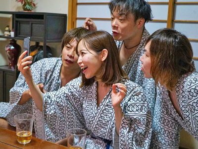 一発ヤリたくて女上司に群がる部下→夫とビデオ通話中に中出し