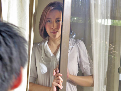 年下の男の猛々しい肉棒の虜になって不倫する人妻
