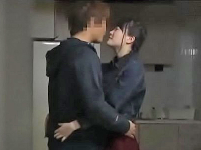 美少女が彼氏に隠れて居候のカレ友と中出しセックス