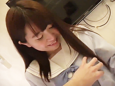 クッソエロイFカップ制服娘が無邪気な笑顔でチンポ咥えこむ