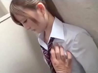 怯える女子校生をバックからデカチンで突き上げ喘がせる着衣FUCK